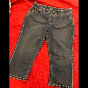 Riders by Lee mid rise Capri